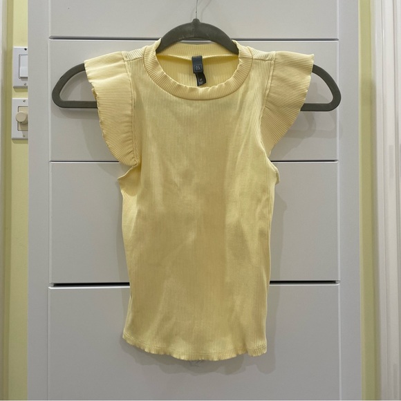 Yellow ribbed flutter sleeve top from Francesca’s. Size medium. - Picture 1 of 4